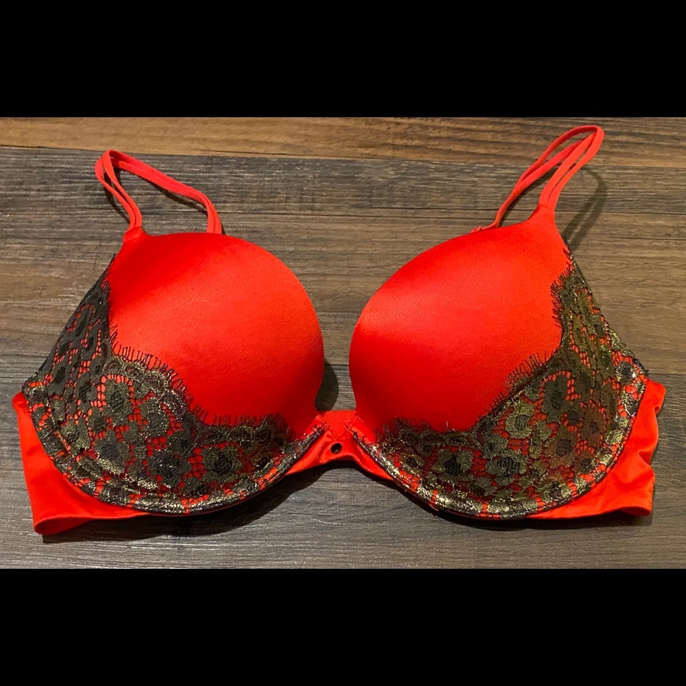 Victoria's Secret Very Sexy Push Up Bra. Size 32D